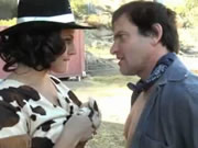 Wanita koboi slutty berhubungan seks di luar ruangan